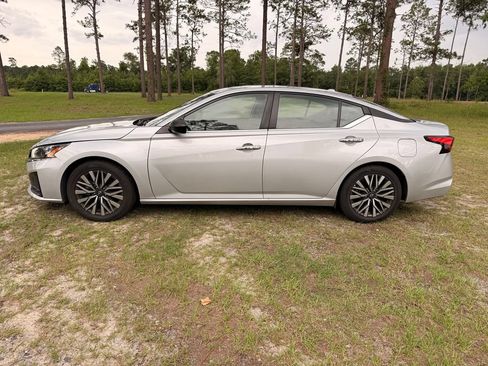 Used 2024 Nissan Altima 2.5 SV FWD image 2