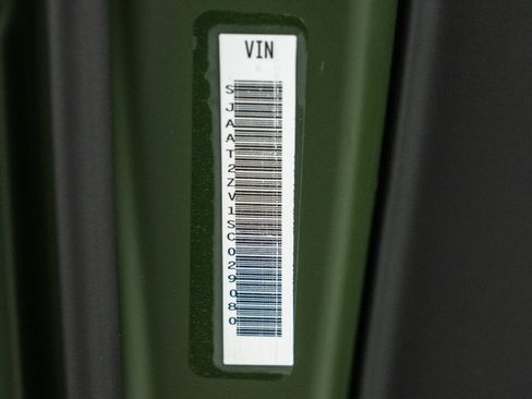 Used 2025 Bentley Bentayga image 19