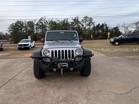 Used 2016 Jeep Wrangler Unlimited Rubicon w/ Connectivity Group image 9