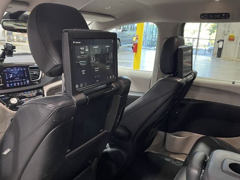 Used 2018 Chrysler Pacifica Touring-L Plus w/ Advanced Safetytec Group FWD image 14