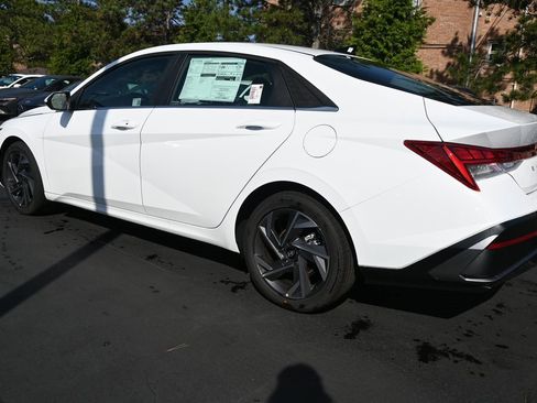 Used 2025 Hyundai Elantra SEL w/ Cargo Package image 4