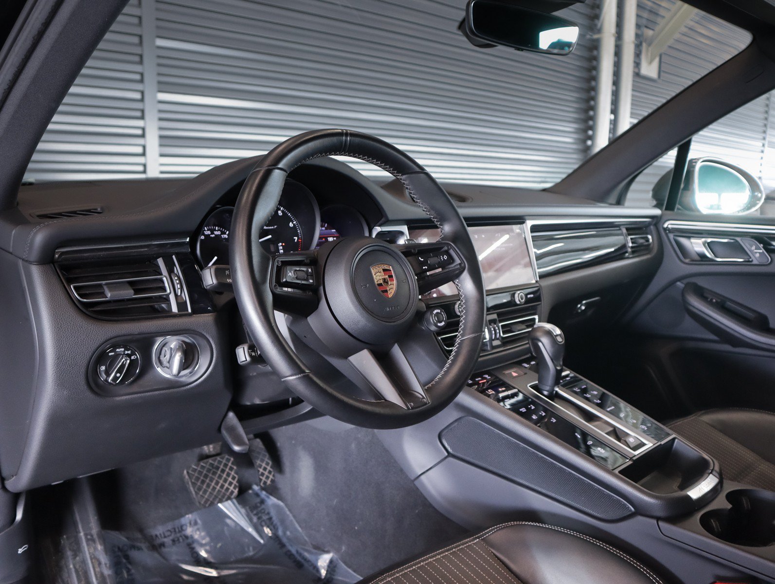 Used 2023 Porsche Macan Turbo AWD/4WD image 4