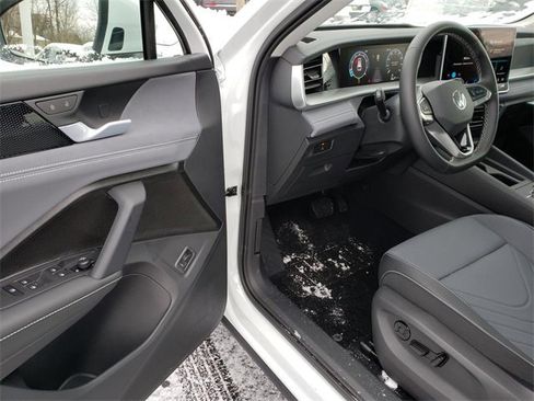 New 2025 Volkswagen Tiguan SE image 6