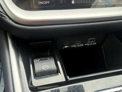 Used 2025 Subaru Outback Premium AWD/4WD image 18