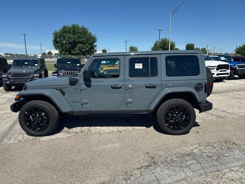 Used 2025 Jeep Wrangler Unlimited Sahara w/ Safety Group AWD/4WD image 9