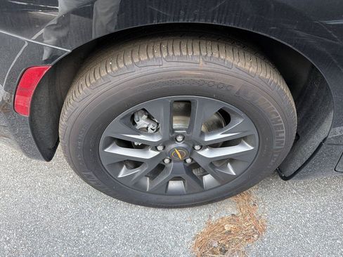 Used 2024 Chrysler Pacifica Limited w/ Uconnect Theater Family Group FWD image 8