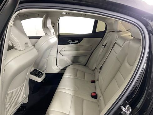 Used 2021 Volvo S60 T5 Inscription image 32