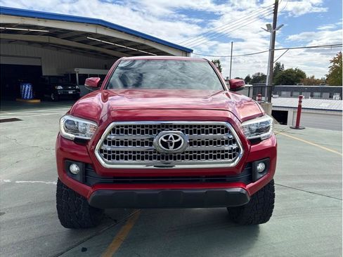 Used 2017 Toyota Tacoma TRD Off-Road image 3