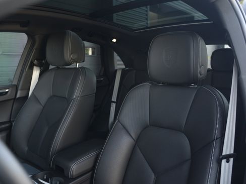 Certified 2026 Porsche Macan AWD/4WD image 5