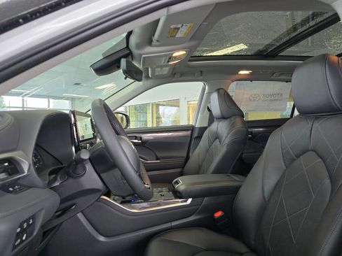 New 2026 Toyota Highlander Platinum image 24