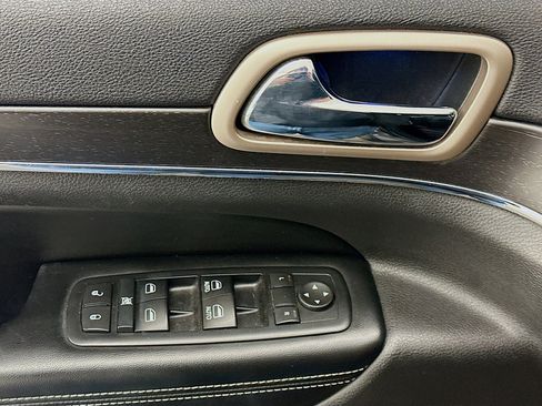 Used 2015 Jeep Grand Cherokee Limited w/ Luxury Group II image 15
