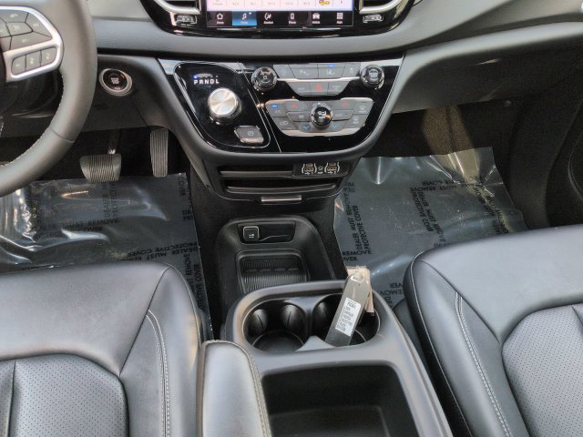 Certified 2025 Chrysler Pacifica Select FWD image 18