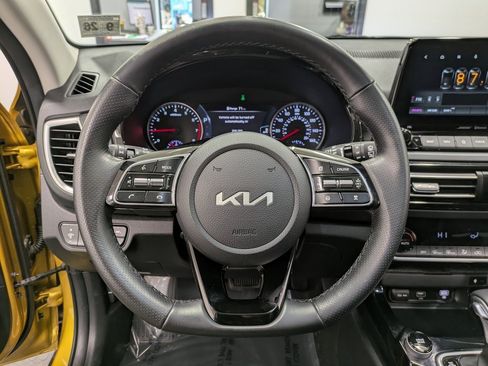 Certified 2022 Kia Seltos SX w/ Sunroof Package image 19