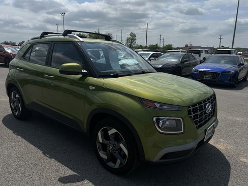 Used 2022 Hyundai Venue SEL image 2
