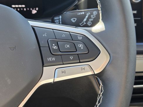 Used 2024 Volkswagen Taos SE w/ Panoramic Sunroof Package image 18