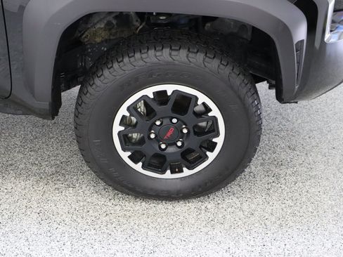 Certified 2025 Toyota Tacoma TRD Off-Road AWD/4WD image 5
