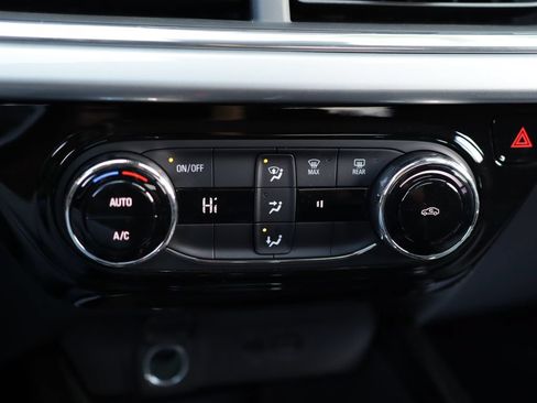 Used 2025 Chevrolet Trax LT FWD image 15