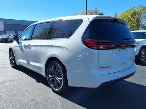 New 2026 Chrysler Pacifica Select image 5