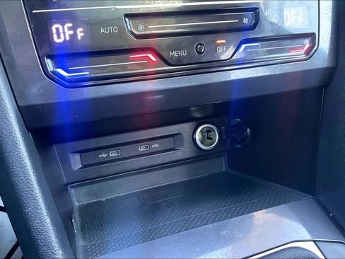 Used 2022 Volkswagen Tiguan SE w/ Panoramic Sunroof Package image 19