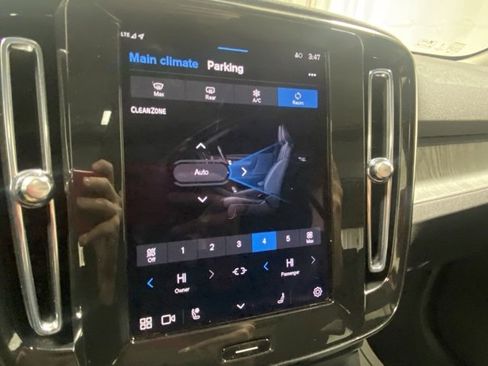 Used 2025 Volvo XC40 B5 Plus image 24