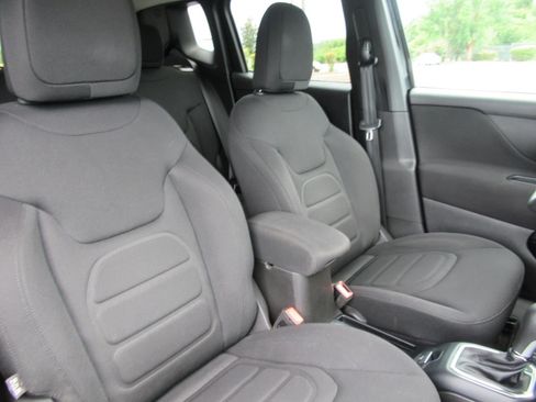 Used 2020 Jeep Renegade Latitude FWD image 9