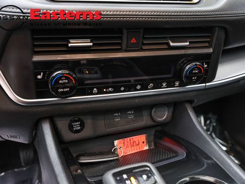 Used 2024 Nissan Rogue SV w/ SV Premium Package FWD image 19