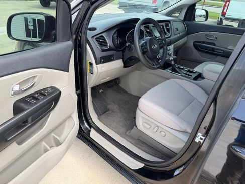 Used 2021 Kia Sedona LX FWD image 17
