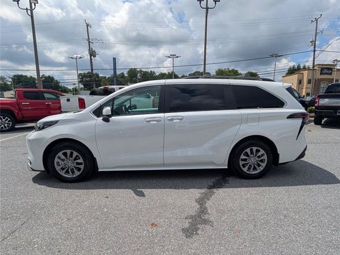 Used 2025 Toyota Sienna XLE AWD/4WD image 2