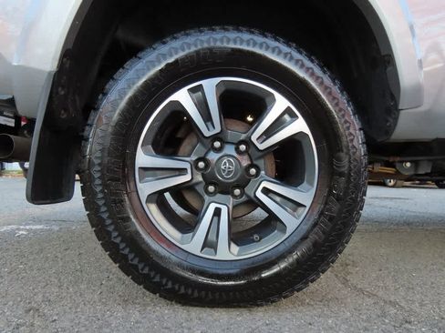 Used 2019 Toyota Tacoma TRD Sport image 10