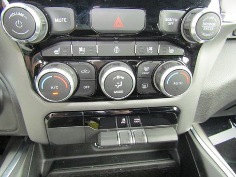 Used 2024 RAM 1500 Laramie image 32