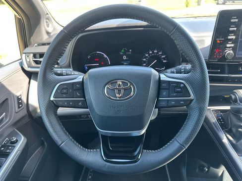 Used 2023 Toyota Sienna XSE image 15