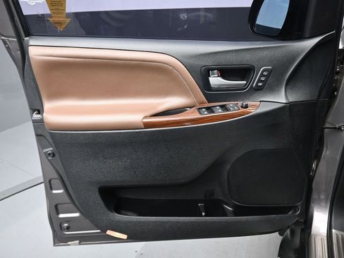Used 2018 Toyota Sienna Limited image 9