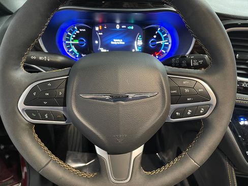 Used 2023 Chrysler Pacifica Pinnacle FWD image 34