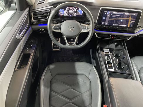 Used 2024 Volkswagen Atlas Peak Edition SEL AWD/4WD image 22