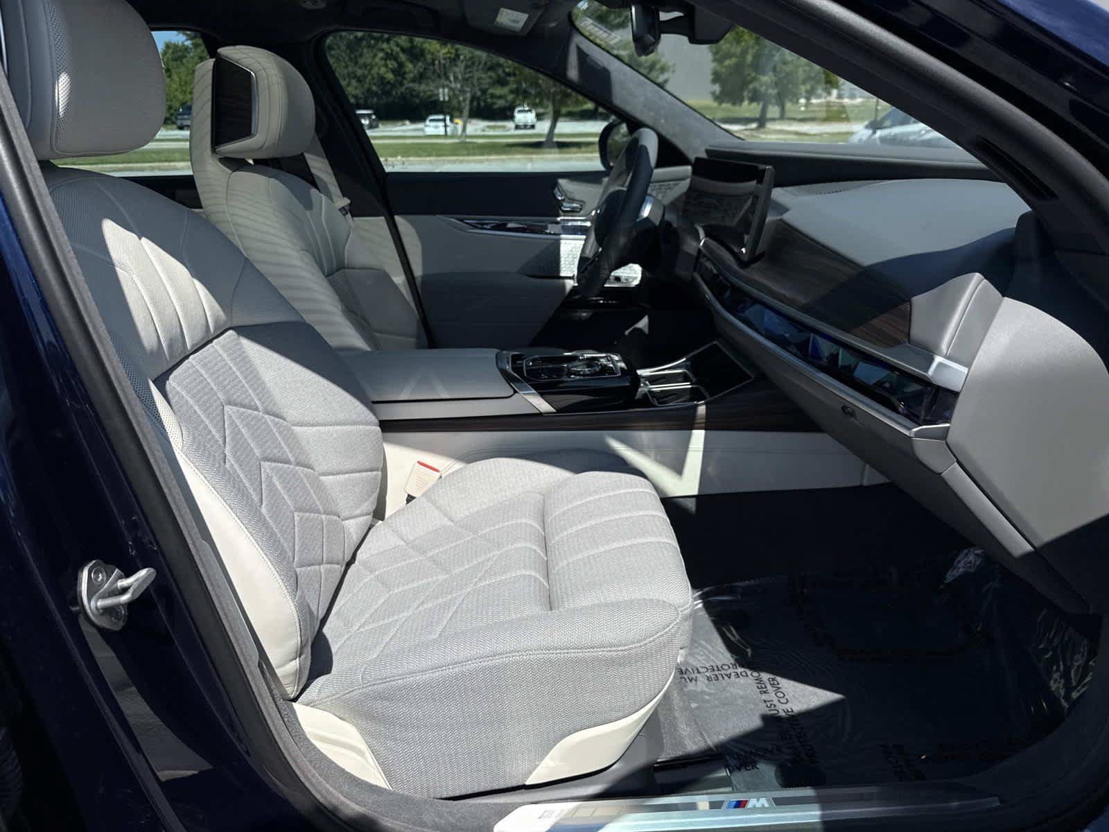 Used 2023 BMW i7 xDrive60 AWD/4WD image 16