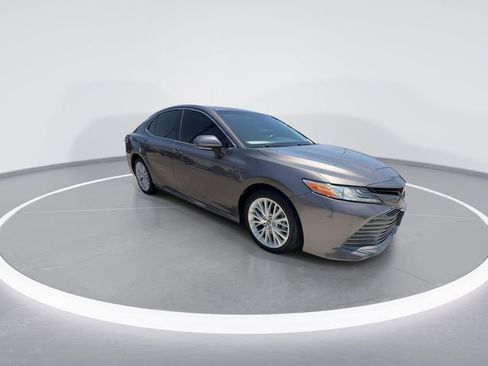 Used 2018 Toyota Camry XLE FWD image 2