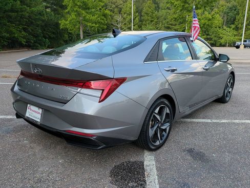 Used 2023 Hyundai Elantra Limited w/ Preferred Accessory Package FWD image 4