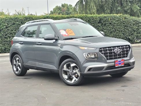 Used 2025 Hyundai Venue SEL image 2