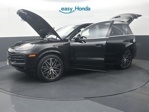 Used 2025 Porsche Cayenne AWD/4WD image 38