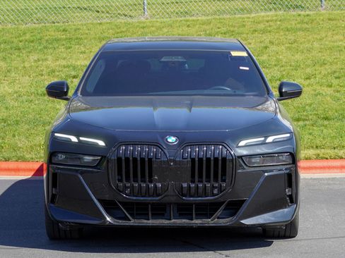 Certified 2023 BMW 740i RWD image 3