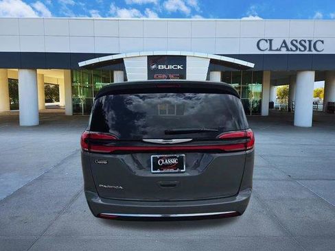 Used 2025 Chrysler Pacifica Select FWD image 7