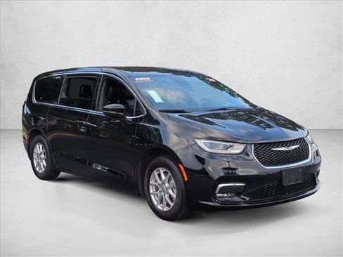 Used 2025 Chrysler Pacifica Select FWD image 3