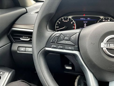Used 2025 Nissan Altima 2.5 SV FWD image 13
