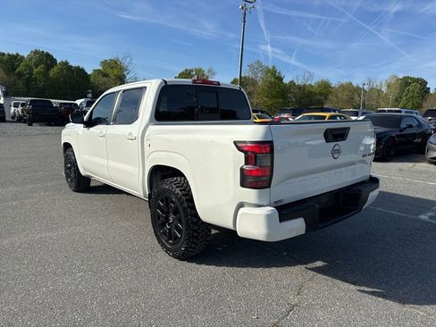 Used 2022 Nissan Frontier SV image 3