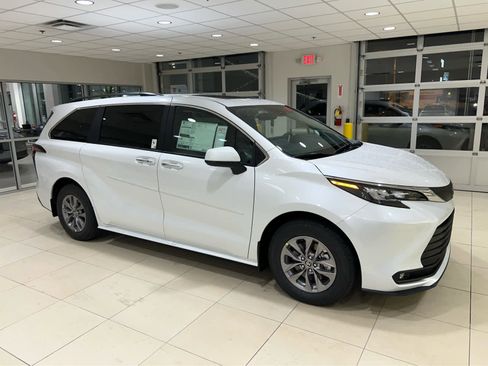 New 2026 Toyota Sienna XLE FWD image 1