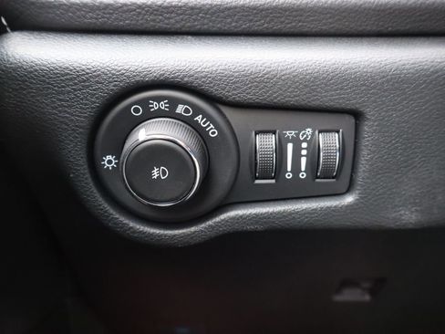 Used 2025 Chrysler Pacifica Select FWD image 16