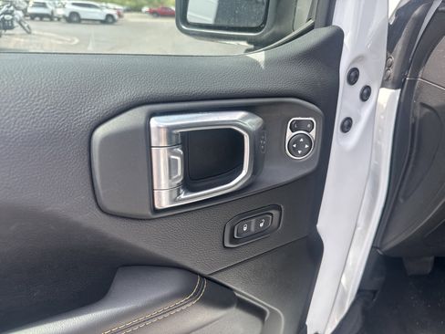 Used 2025 Jeep Wrangler Unlimited Sahara image 16