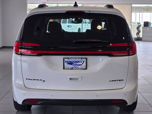 Used 2025 Chrysler Pacifica Limited FWD image 12