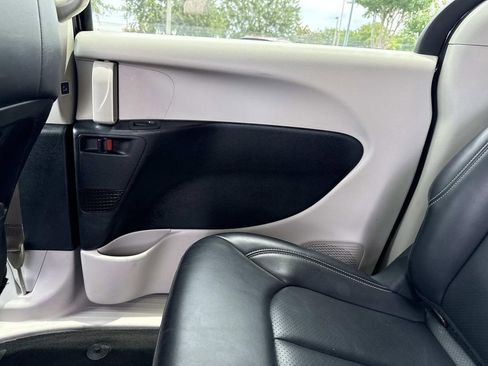 Used 2023 Chrysler Pacifica Limited FWD image 19