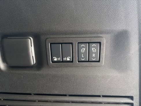 Used 2025 Chevrolet Suburban Z71 w/ Comfort Package image 12